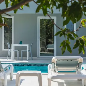hideout-suites-steps-from-eagle-beach.comcaribbean.com/